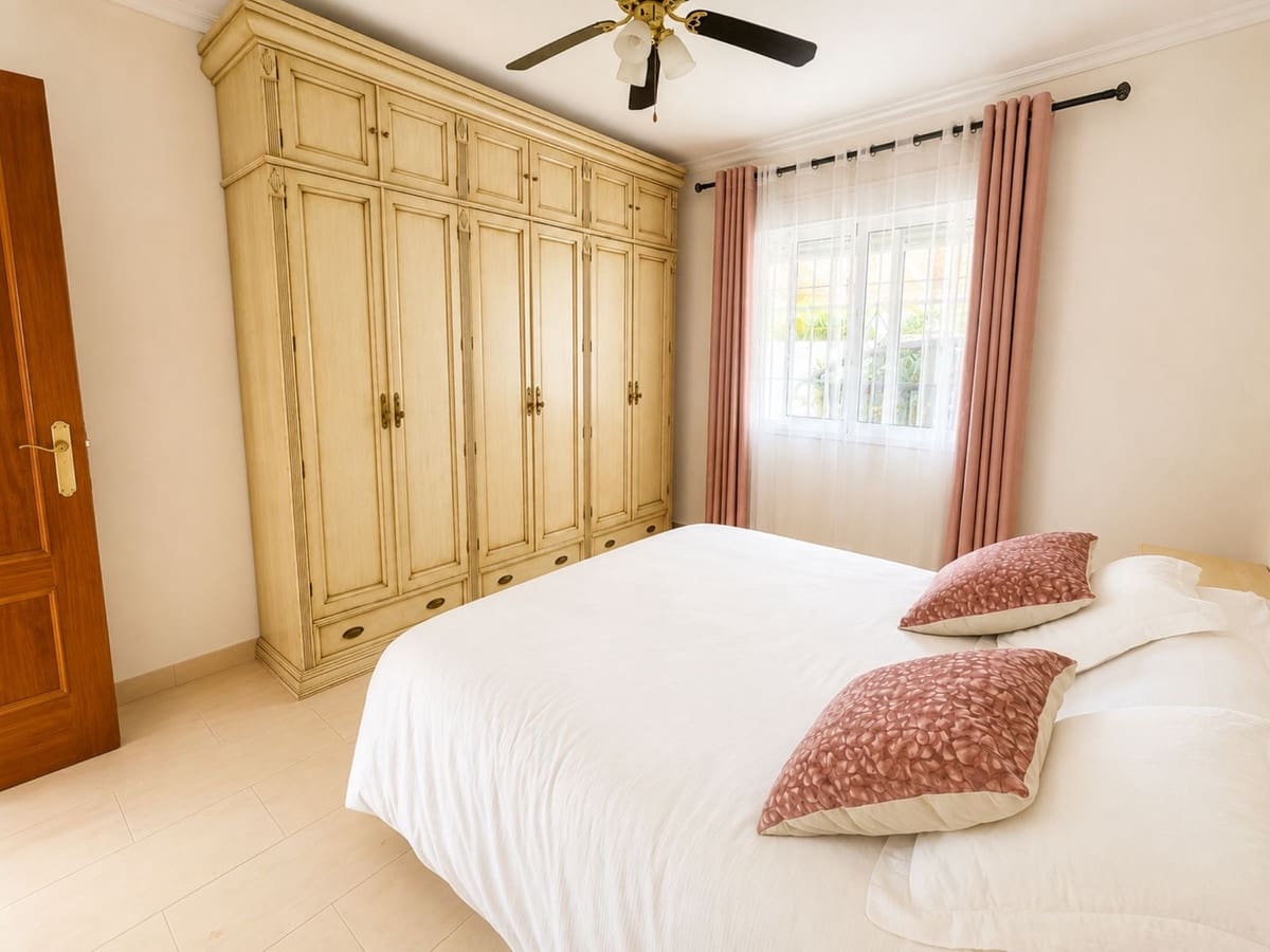 5 bedroom Villa for sale in Monda with pool garage - € 795,000 (Ref: 9829974)