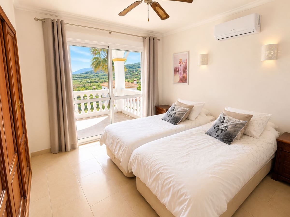 5 bedroom Villa for sale in Monda with pool garage - € 795,000 (Ref: 9829974)