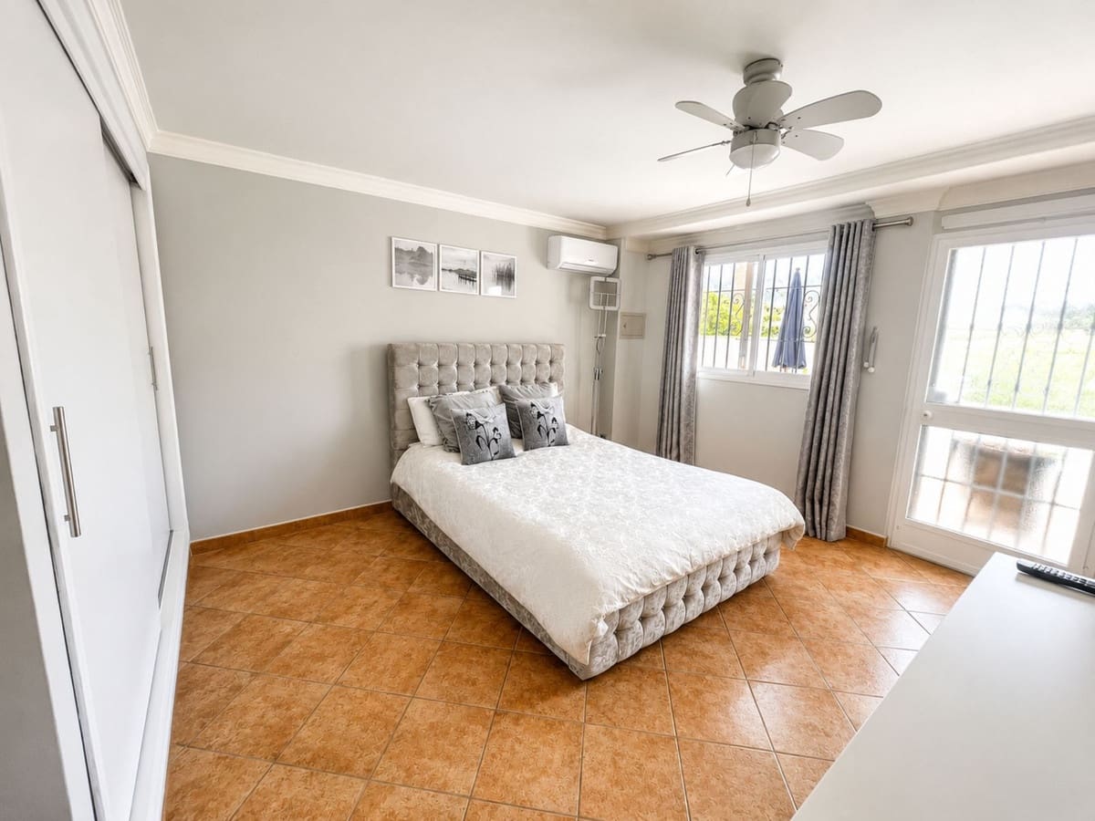 5 bedroom Villa for sale in Monda with pool garage - € 795,000 (Ref: 9829974)