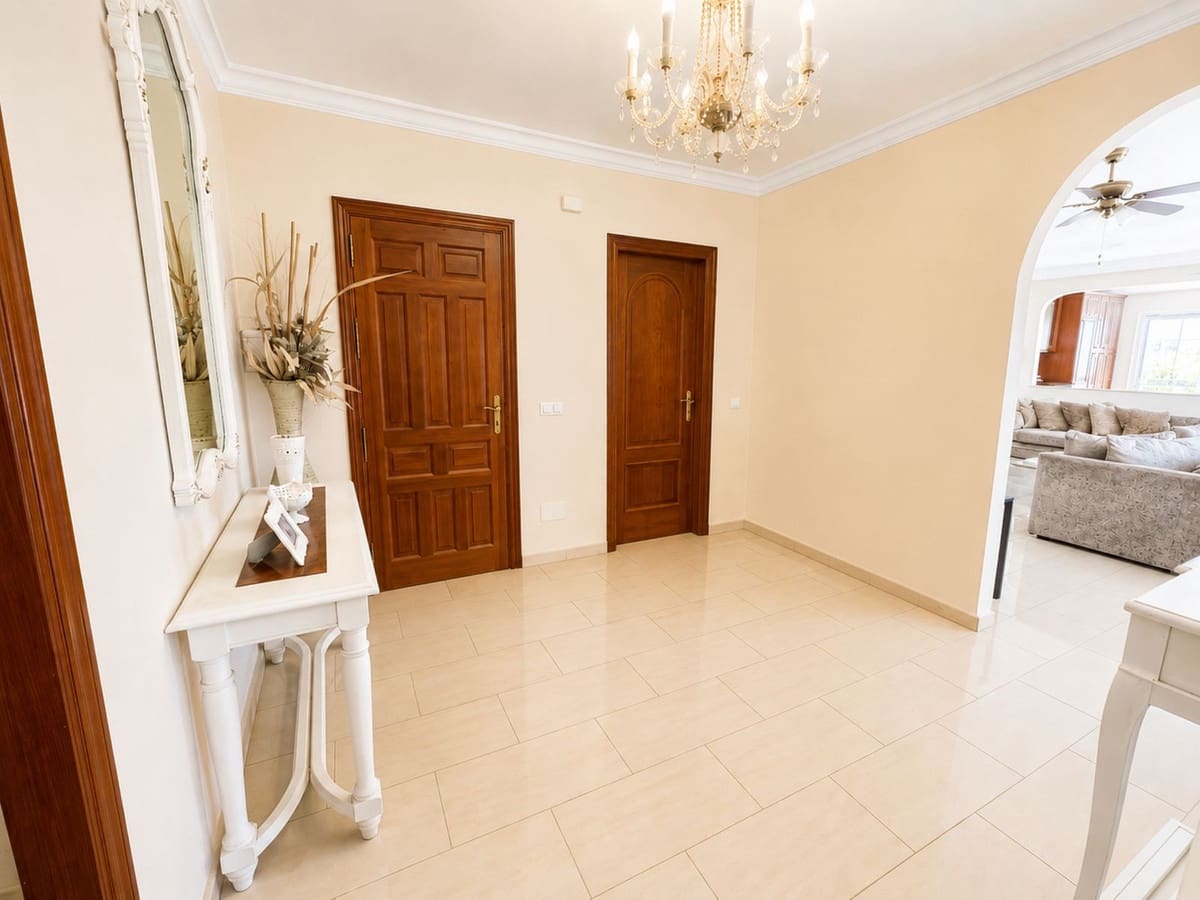 5 bedroom Villa for sale in Monda with pool garage - € 795,000 (Ref: 9829974)