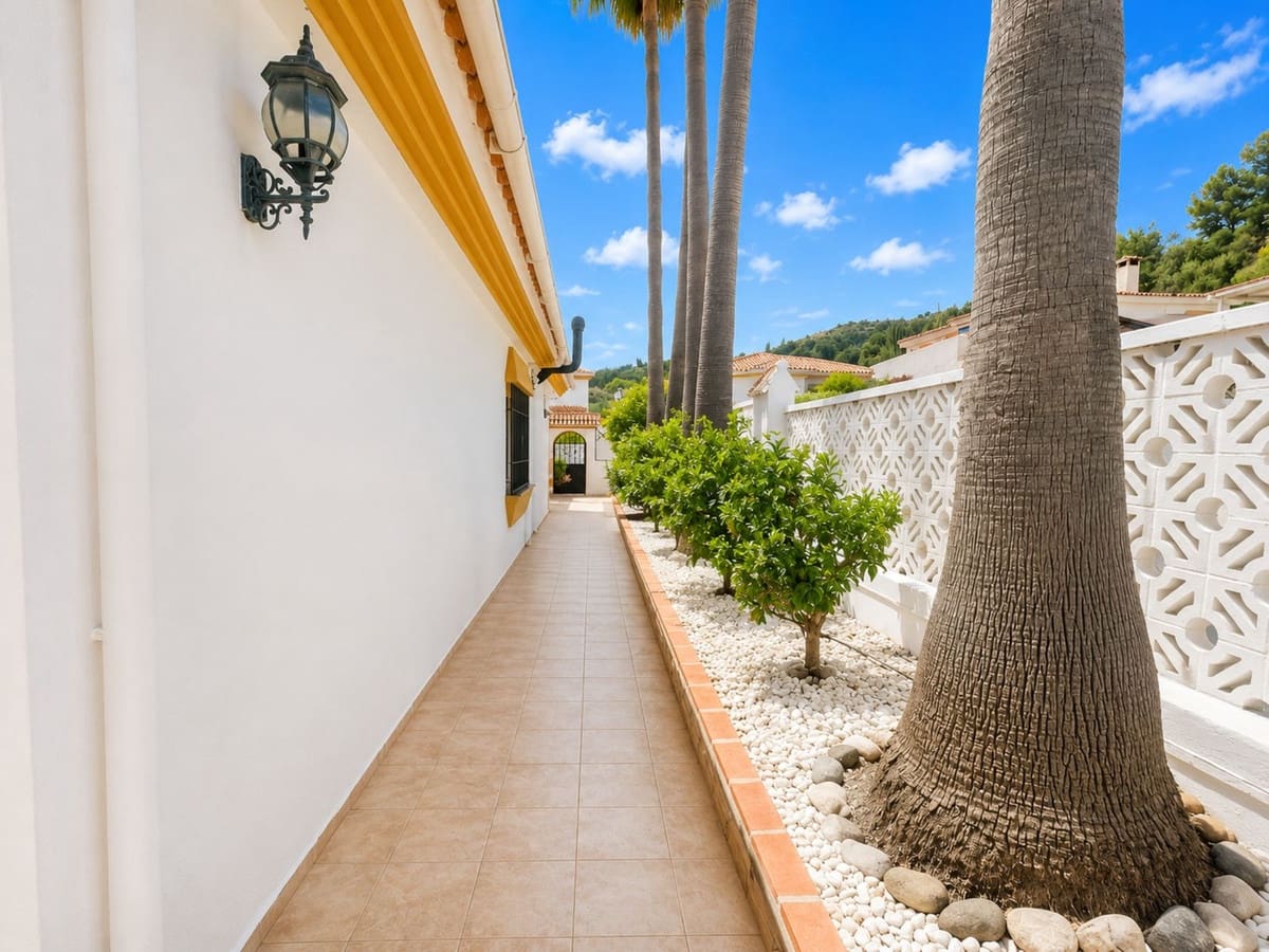 5 bedroom Villa for sale in Monda with pool garage - € 795,000 (Ref: 9829974)