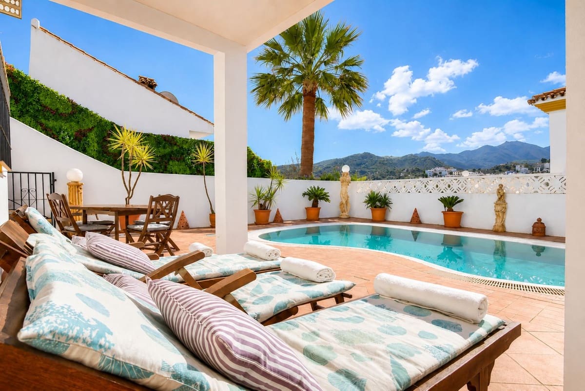 5 bedroom Villa for sale in Monda with pool garage - € 795,000 (Ref: 9829974)