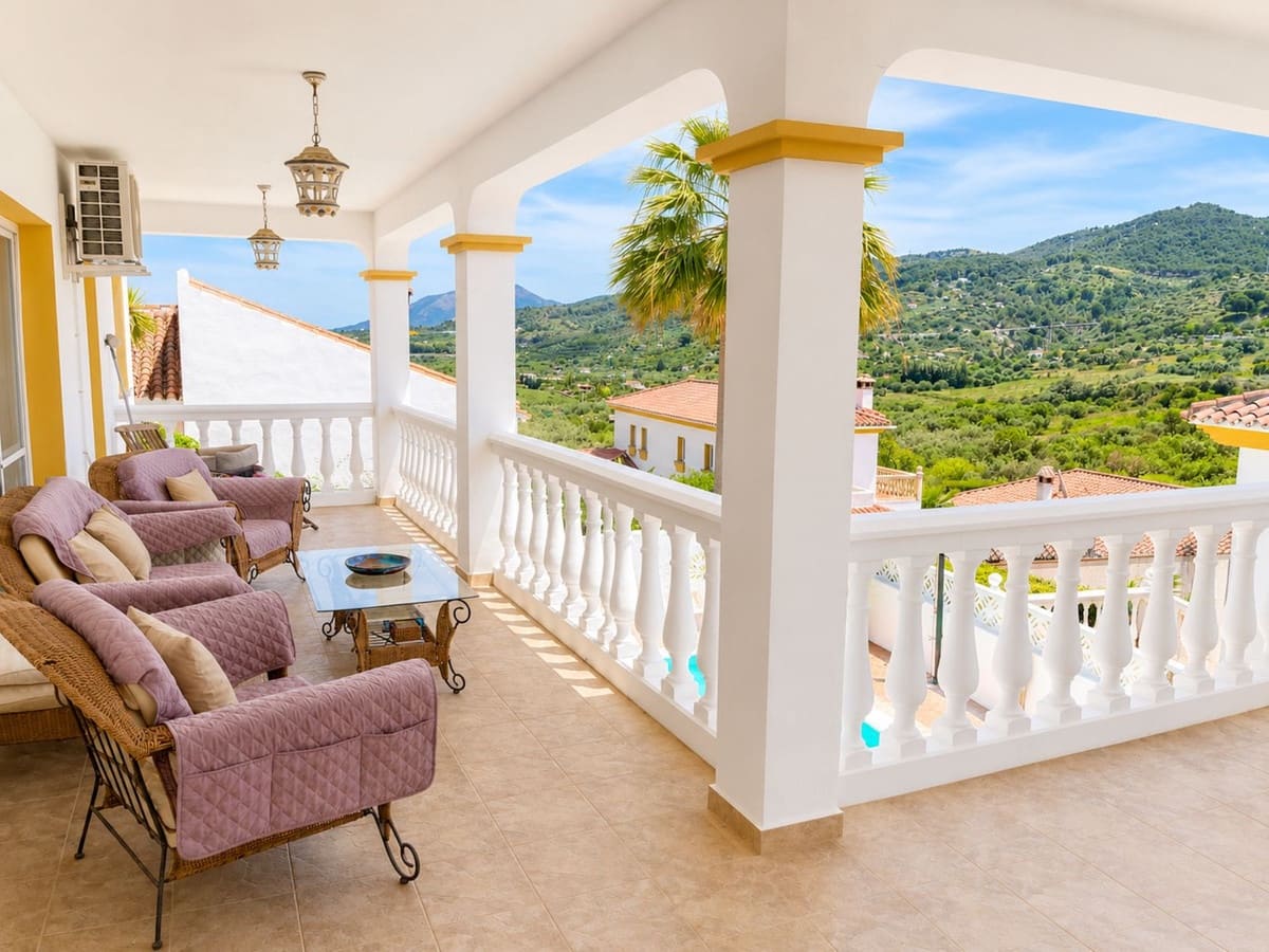 5 bedroom Villa for sale in Monda with pool garage - € 795,000 (Ref: 9829974)