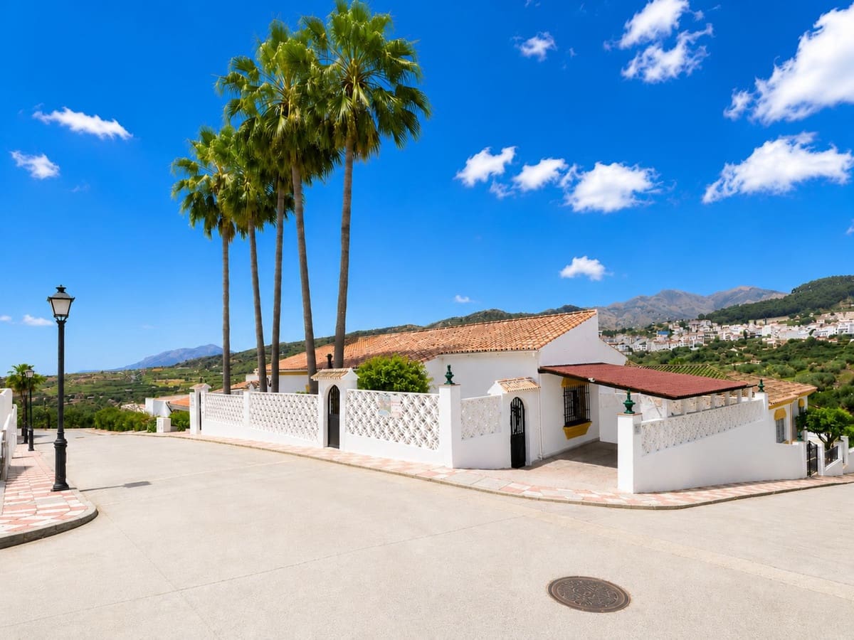 5 bedroom Villa for sale in Monda with pool garage - € 795,000 (Ref: 9829974)