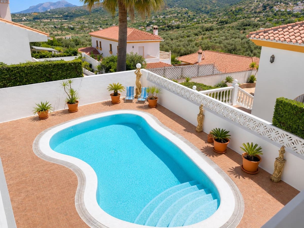 5 bedroom Villa for sale in Monda with pool garage - € 795,000 (Ref: 9829974)