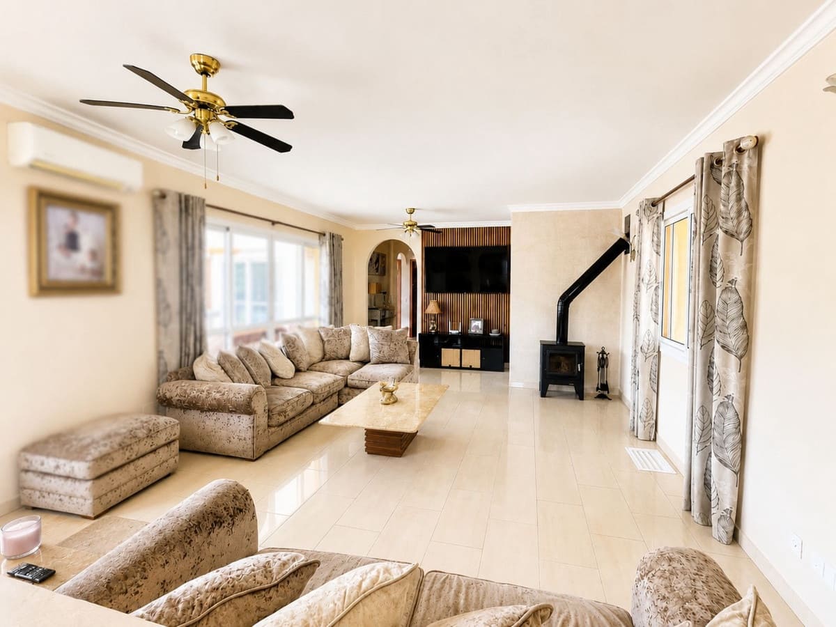 5 bedroom Villa for sale in Monda with pool garage - € 795,000 (Ref: 9829974)