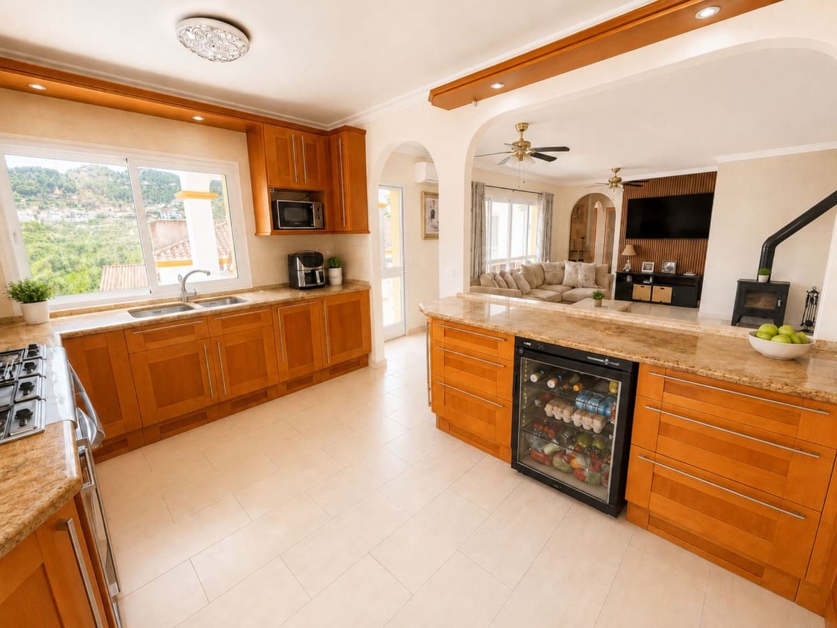 5 bedroom Villa for sale in Monda with pool garage - € 795,000 (Ref: 9829974)