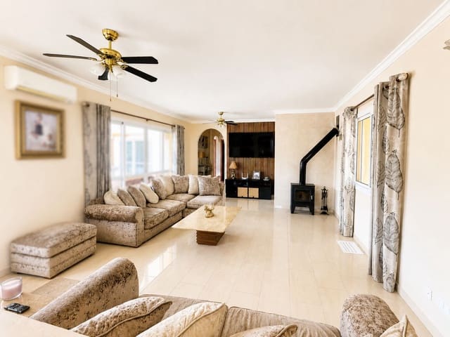 5 soverom Villa til salgs i Monda med svømmebasseng garasje - € 795 000 (Ref: 9829974)