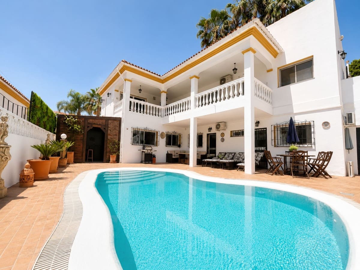 5 bedroom Villa for sale in Monda with pool garage - € 795,000 (Ref: 9829974)