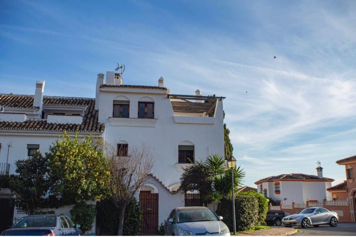 3 Zimmer Doppelhaus zu verkaufen in Marbella mit Pool Garage - 620.000 € (Ref: 9830249)