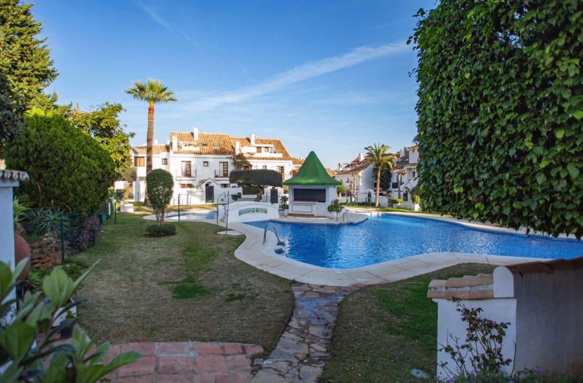 3 Zimmer Doppelhaus zu verkaufen in Marbella mit Pool Garage - 620.000 € (Ref: 9830249)
