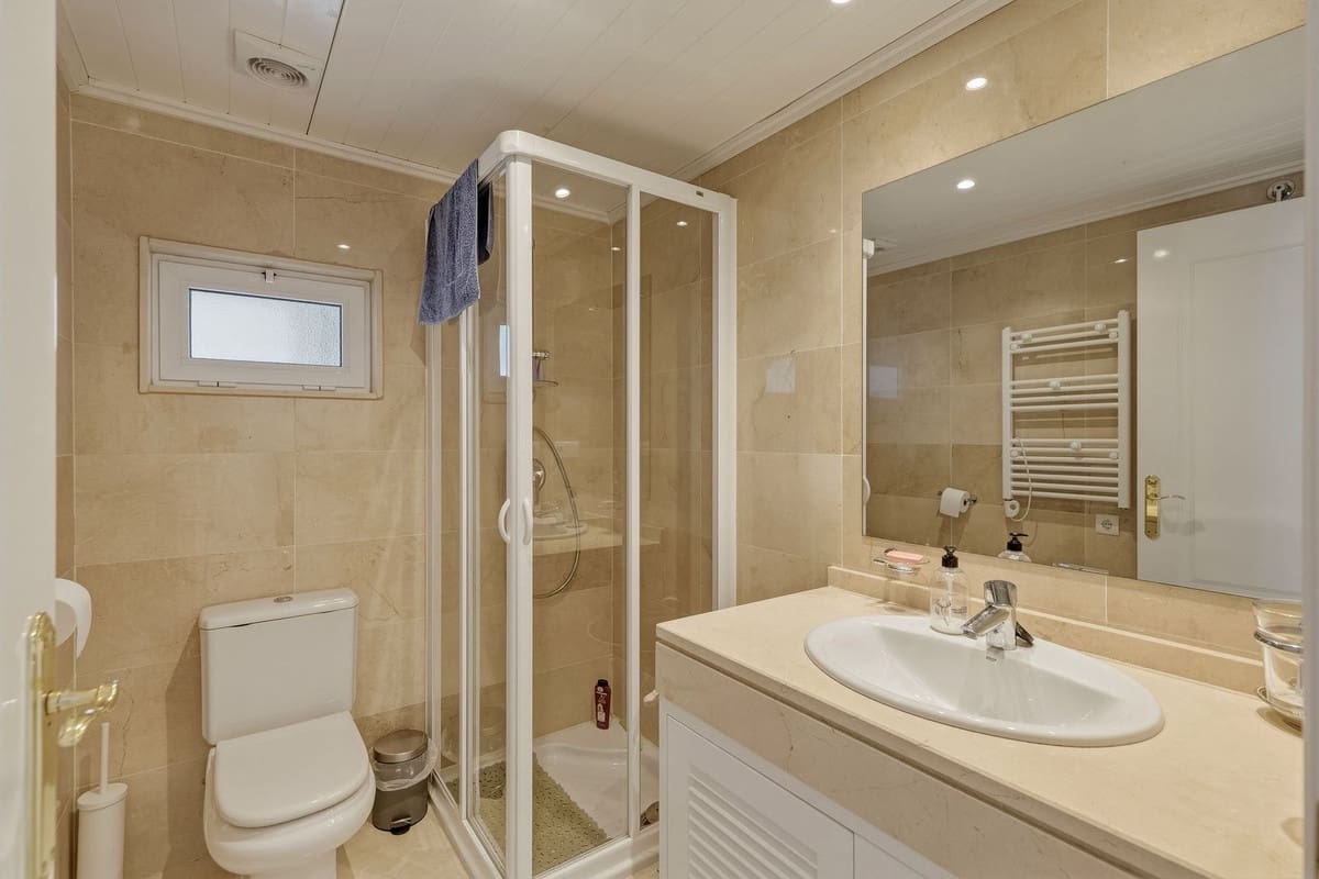 3 sovrum Takvåning till salu i Benahavis med pool garage - 550 000 € (Ref: 9830258)