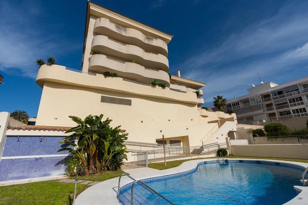 2 bedroom Apartment for sale in Benalmadena with pool garage - € 420,000 (Ref: 9830272)