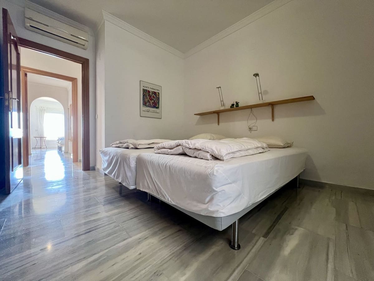 2 soverom Leilighet til salgs i La Cala Hills med svømmebasseng garasje - € 345 000 (Ref: 9830284)