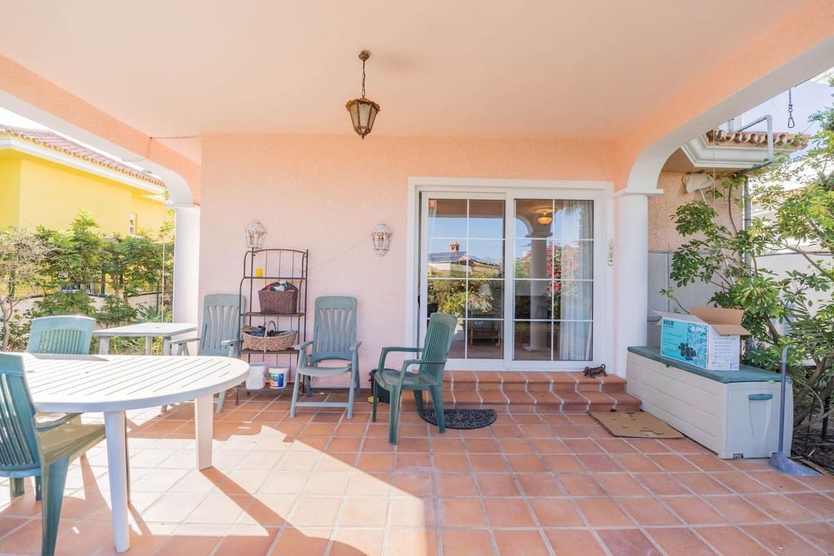 3 bedroom Villa for sale in Fuengirola with pool garage - € 995,000 (Ref: 9830342)