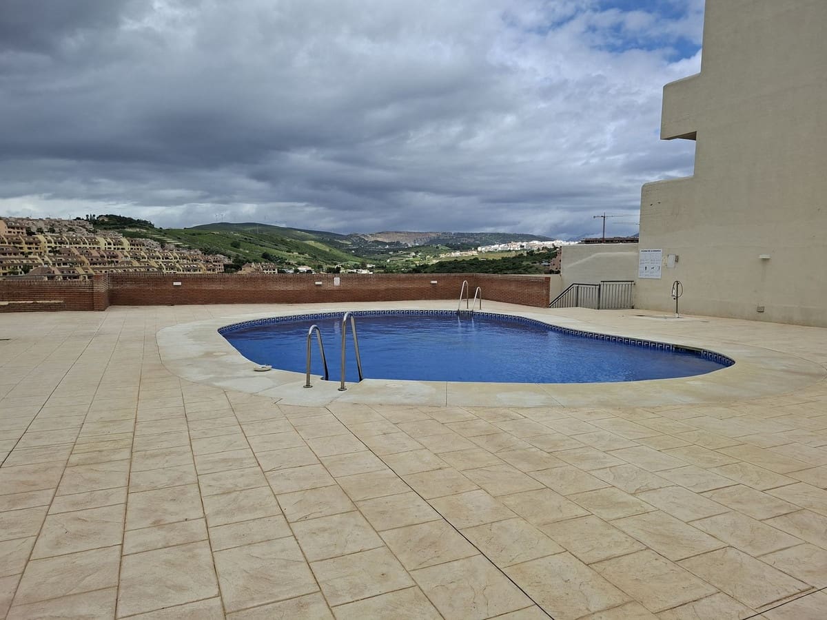 Ático de 3 habitaciones en La Duquesa / Puerto de la Duquesa en venta con piscina garaje - 325.000 € (Ref: 9834214)