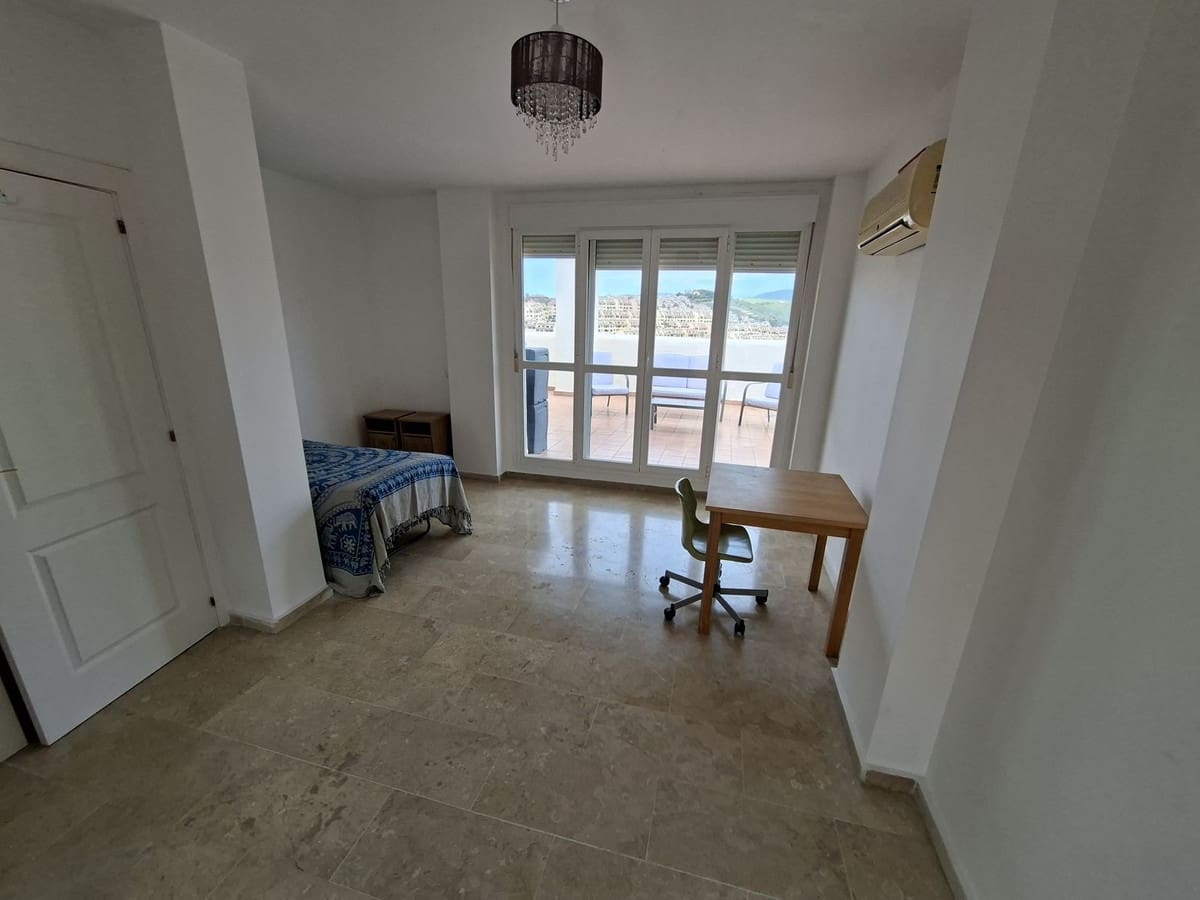 Ático de 3 habitaciones en La Duquesa / Puerto de la Duquesa en venta con piscina garaje - 325.000 € (Ref: 9834214)