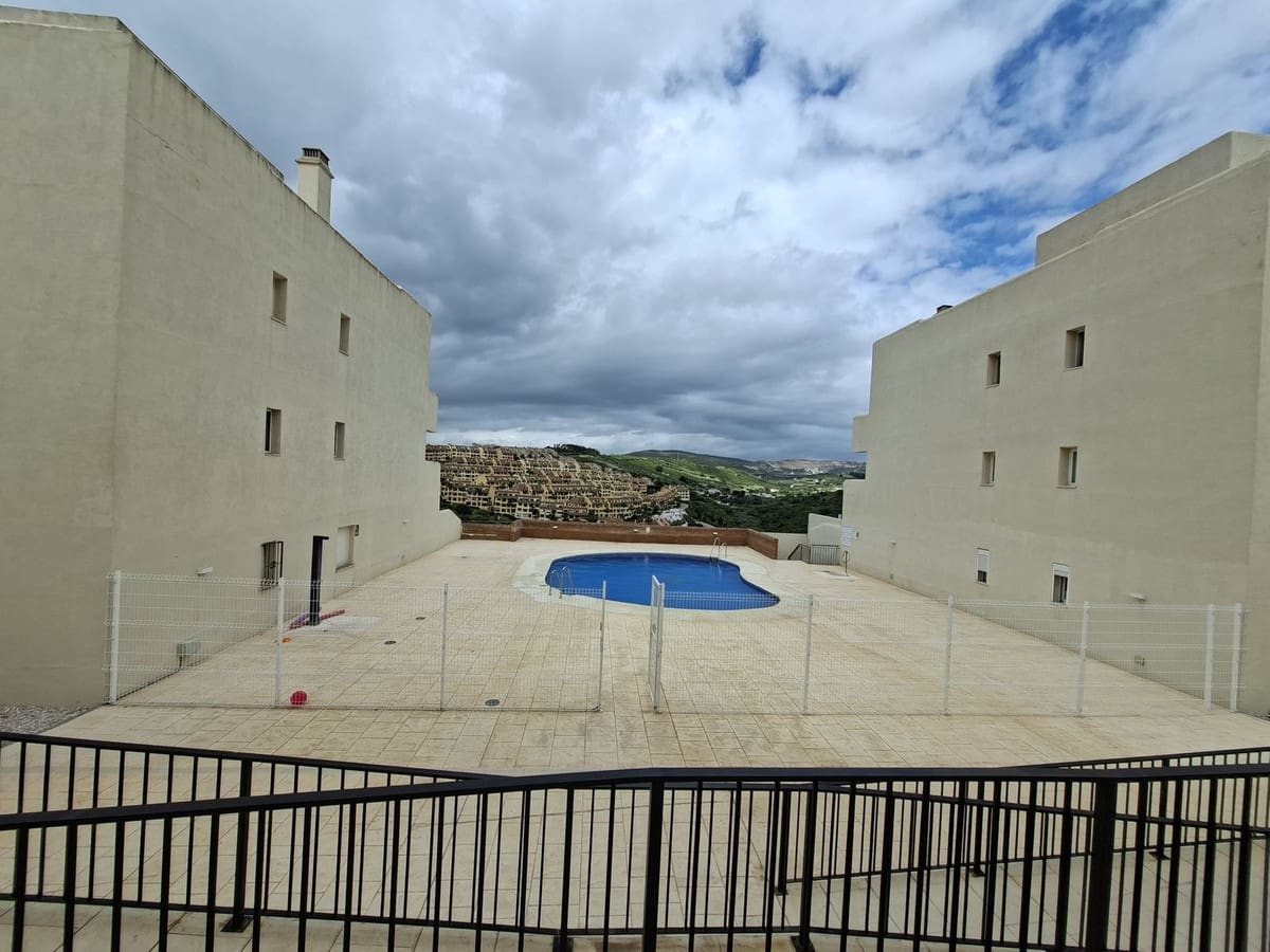 Ático de 3 habitaciones en La Duquesa / Puerto de la Duquesa en venta con piscina garaje - 325.000 € (Ref: 9834214)