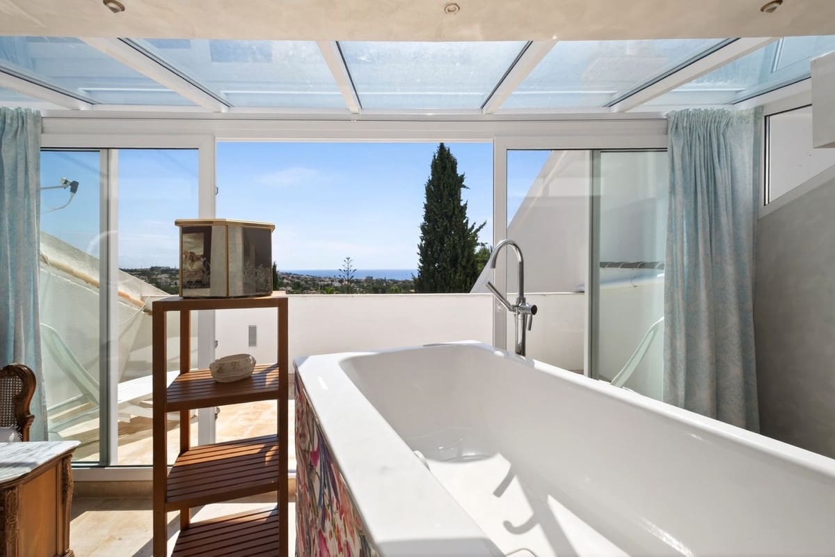 4 bedroom Townhouse for sale in Calahonda with pool garage - € 537,000 (Ref: 9834265)