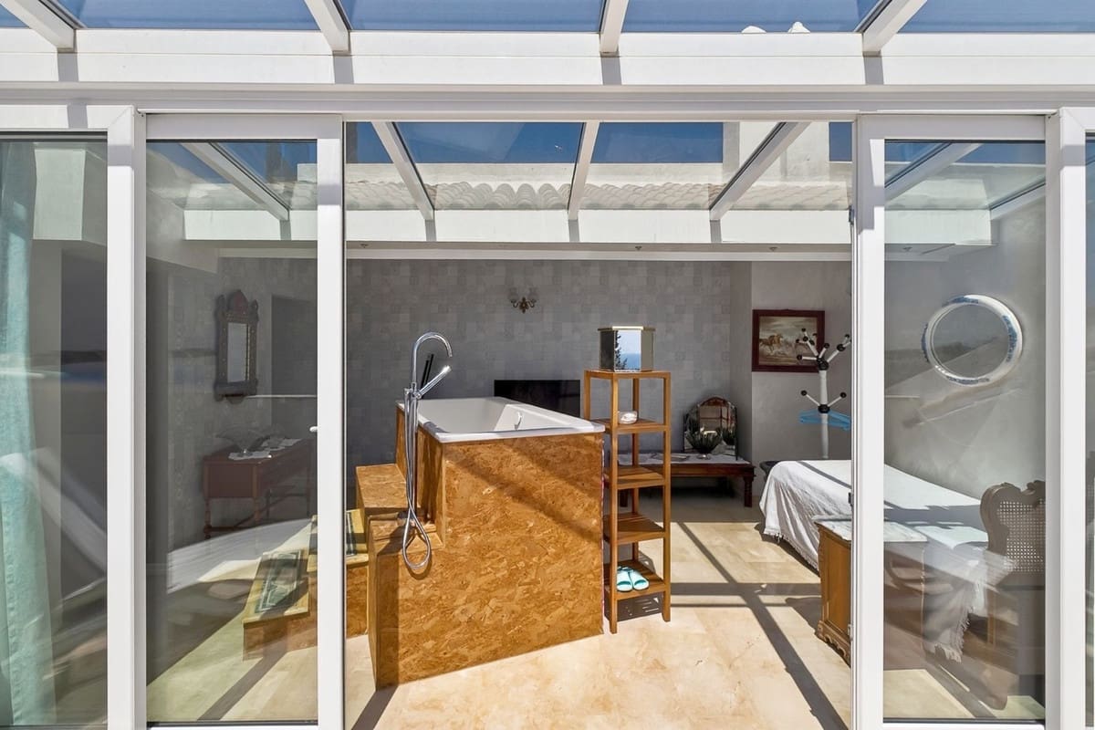 4 bedroom Townhouse for sale in Calahonda with pool garage - € 537,000 (Ref: 9834265)