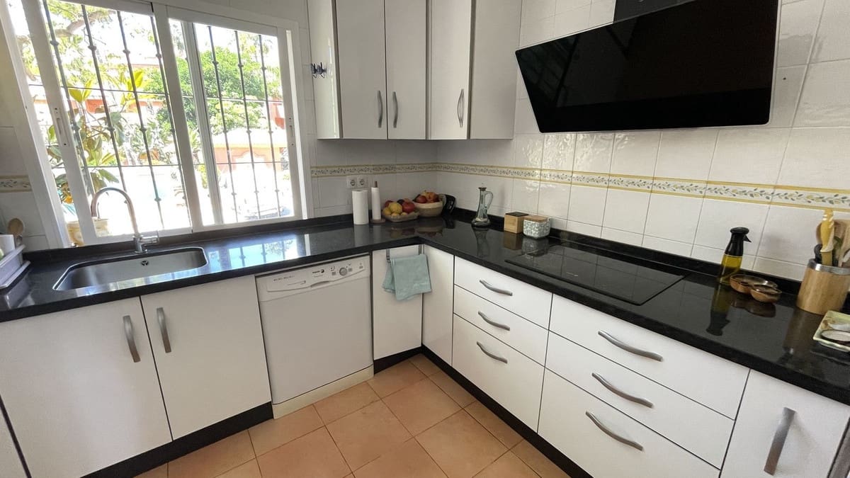 3 soveværelse Lejlighed til salg i Estepona med swimmingpool garage - € 750.000 (Ref: 9837714)
