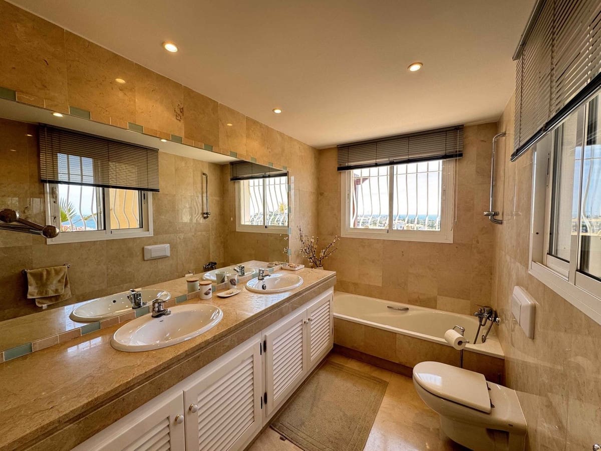 2 slaapkamer Penthouse te koop in Riviera del Sol met zwembad garage - € 499.500 (Ref: 9838192)
