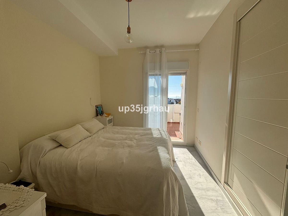 2 soverom Penthouse til salgs i Estepona med svømmebasseng garasje - € 330 000 (Ref: 9847793)