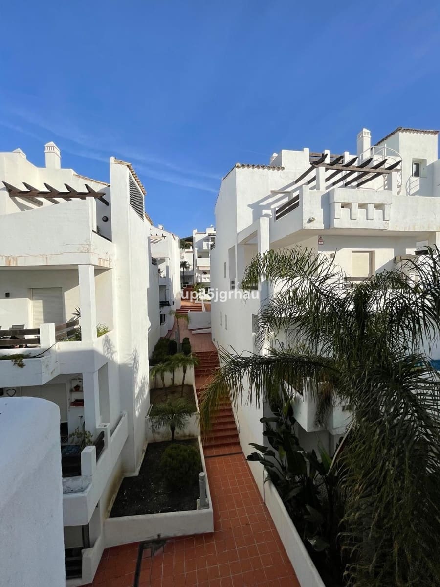 2 soverom Penthouse til salgs i Estepona med svømmebasseng garasje - € 330 000 (Ref: 9847793)