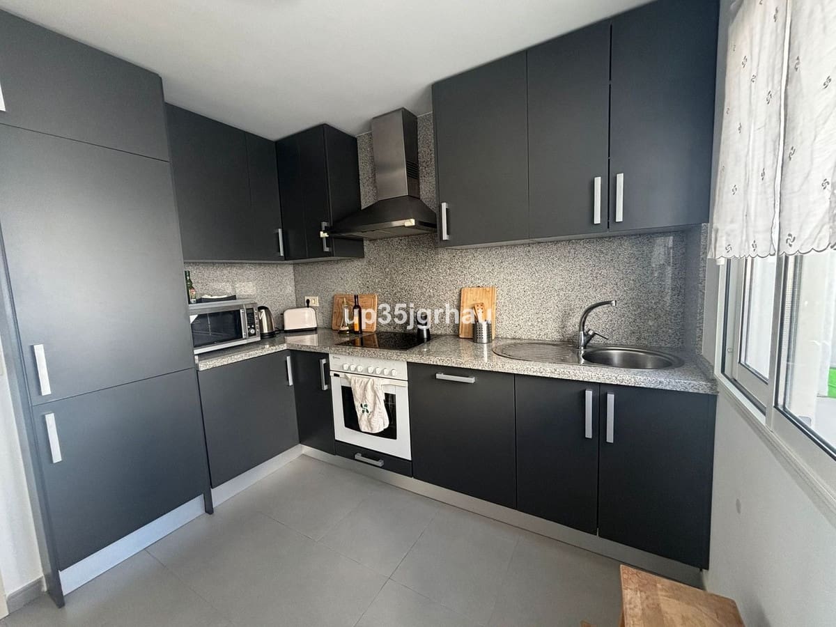 2 soverom Penthouse til salgs i Estepona med svømmebasseng garasje - € 330 000 (Ref: 9847793)