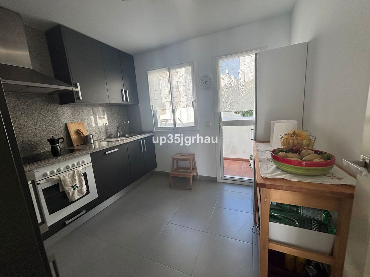 2 soverom Penthouse til salgs i Estepona med svømmebasseng garasje - € 330 000 (Ref: 9847793)