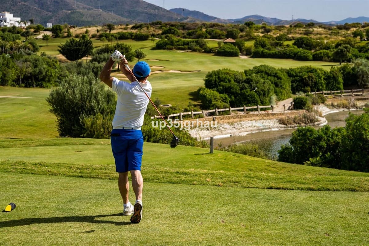 2 soverom Penthouse til salgs i Estepona med svømmebasseng garasje - € 330 000 (Ref: 9847793)