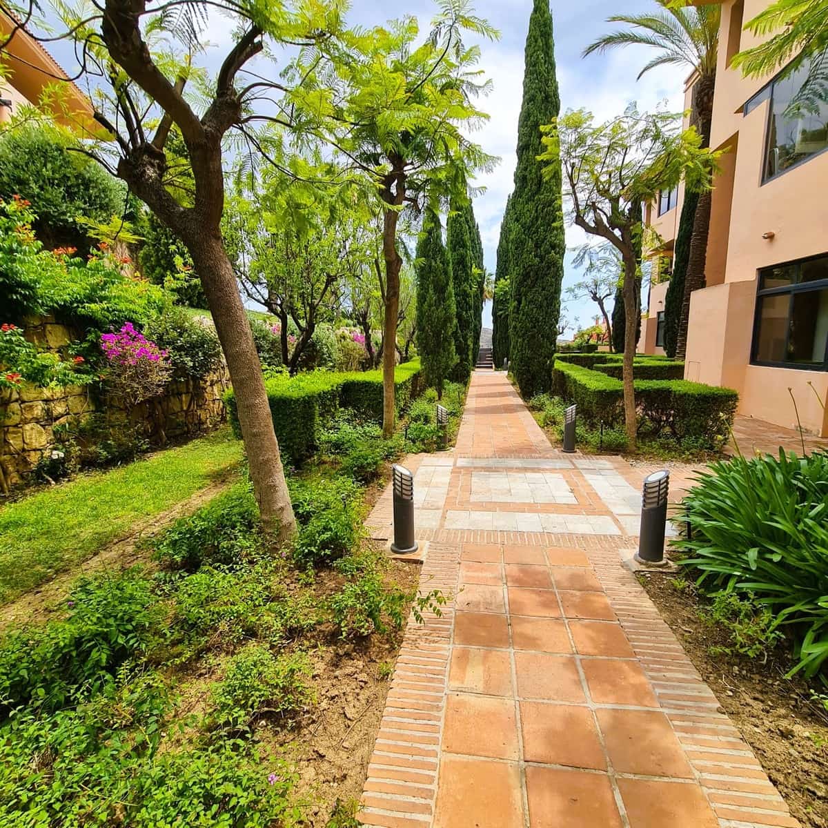 2 bedroom Apartment for sale in Calahonda with pool garage - € 330,000 (Ref: 9847794)