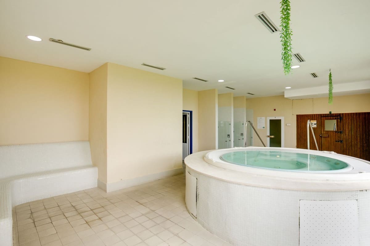 2 sypialnia Apartament na sprzedaż w Benahavis z basenem garażem - 330 000 € (Ref: 9847798)