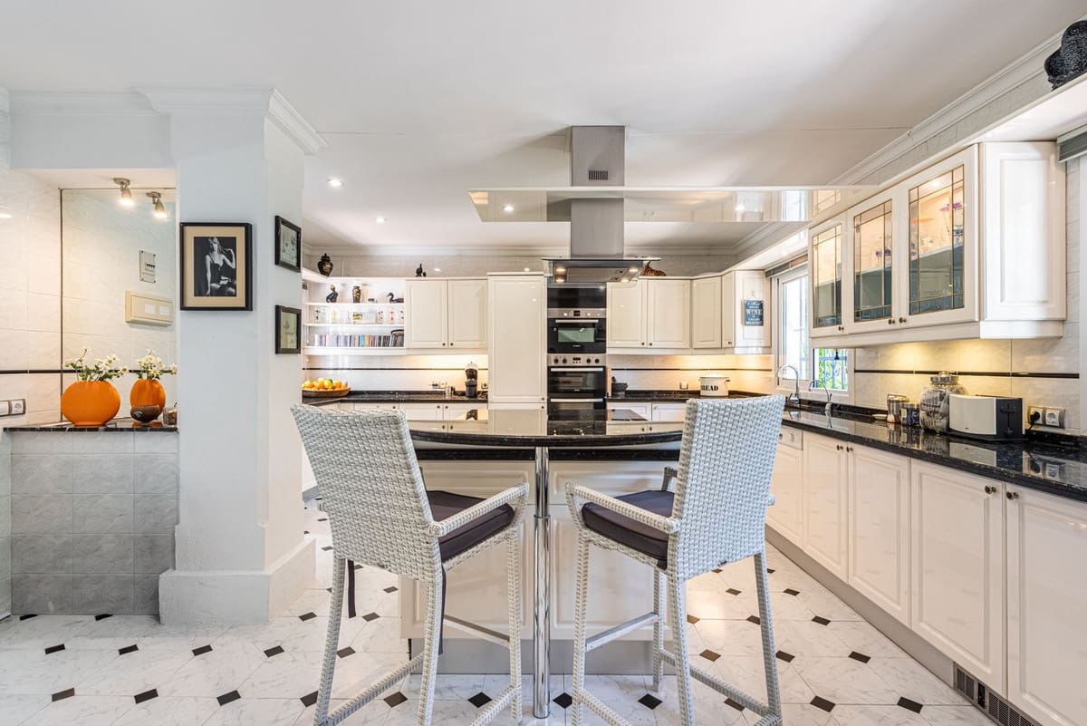 3 quarto Moradia para venda em Nueva Andalucia com piscina garagem - 2 900 000 € (Ref: 9847802)