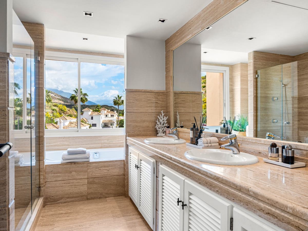 3 camera da letto Appartamento in vendita in Nueva Andalucia con piscina garage - 1.890.000 € (Rif: 9850456)