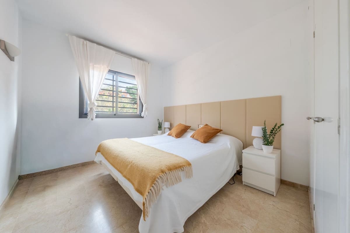 2 soveværelse Penthouse til salg i Manilva med swimmingpool garage - € 295.000 (Ref: 9850525)