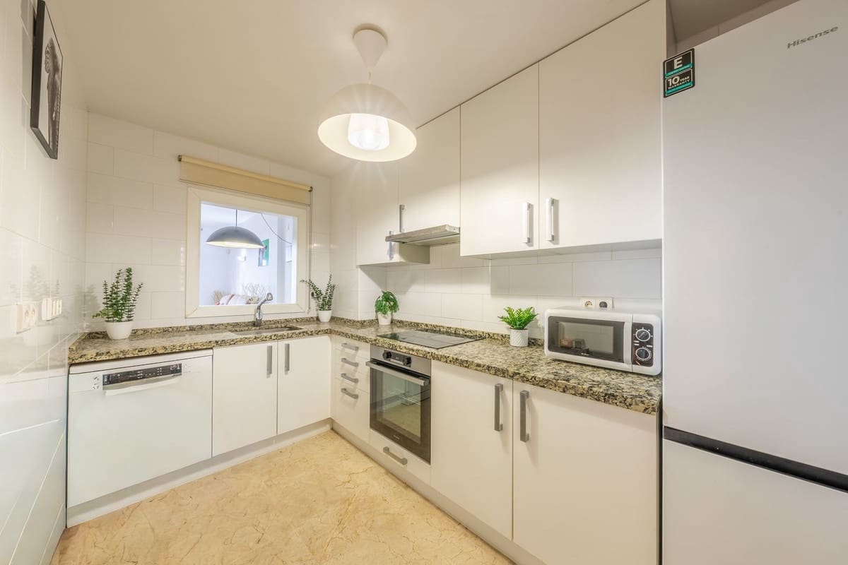 2 soveværelse Penthouse til salg i Manilva med swimmingpool garage - € 295.000 (Ref: 9850525)