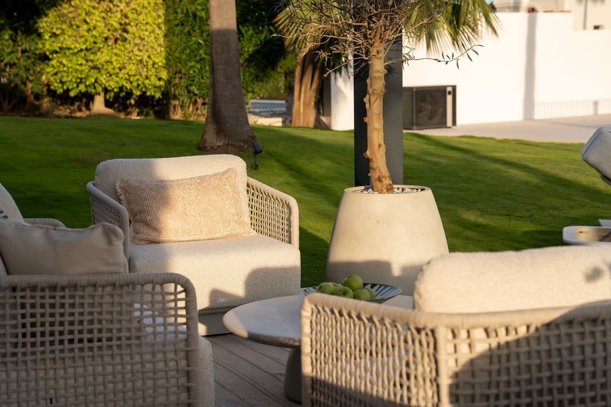 4 bedroom Villa for sale in El Paraiso with pool garage - € 3,495,000 (Ref: 9860832)