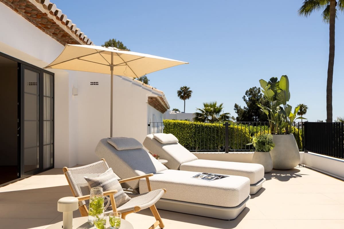 4 bedroom Villa for sale in El Paraiso with pool garage - € 3,495,000 (Ref: 9860832)