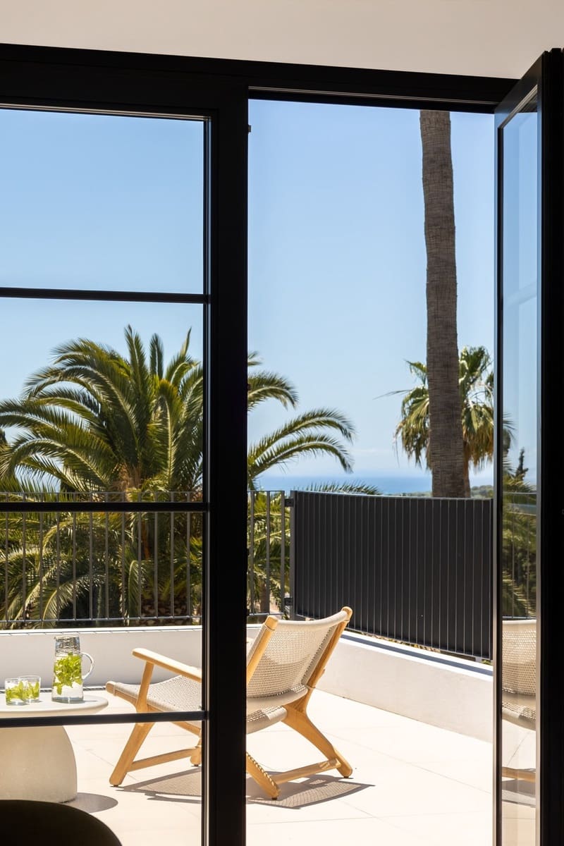 4 bedroom Villa for sale in El Paraiso with pool garage - € 3,495,000 (Ref: 9860832)