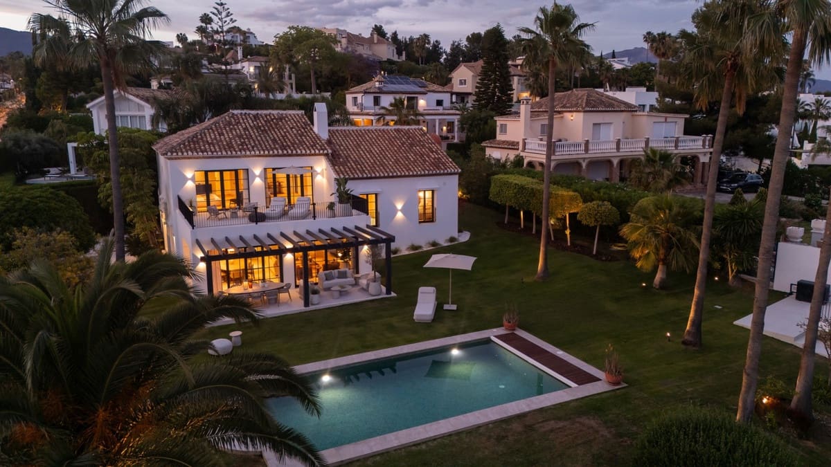 4 bedroom Villa for sale in El Paraiso with pool garage - € 3,495,000 (Ref: 9860832)