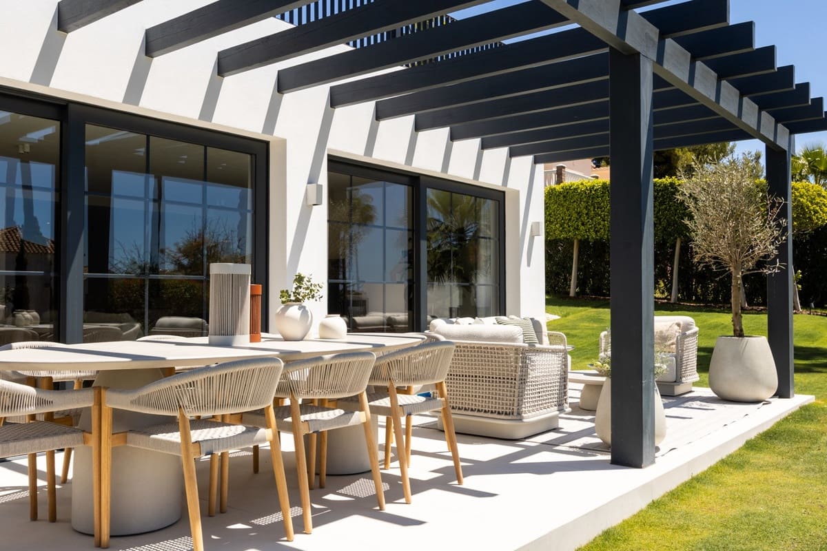 4 bedroom Villa for sale in El Paraiso with pool garage - € 3,495,000 (Ref: 9860832)
