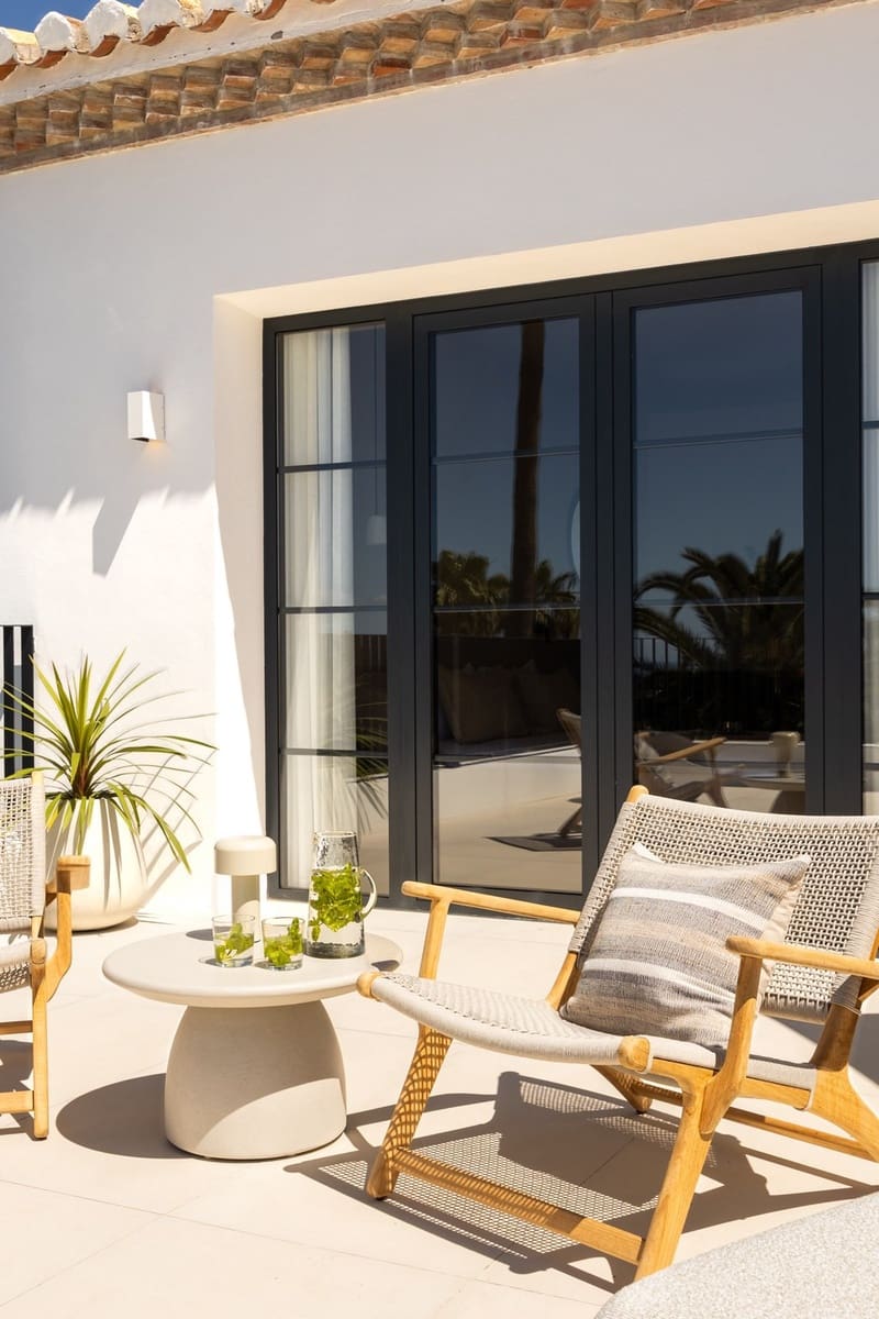 4 bedroom Villa for sale in El Paraiso with pool garage - € 3,495,000 (Ref: 9860832)