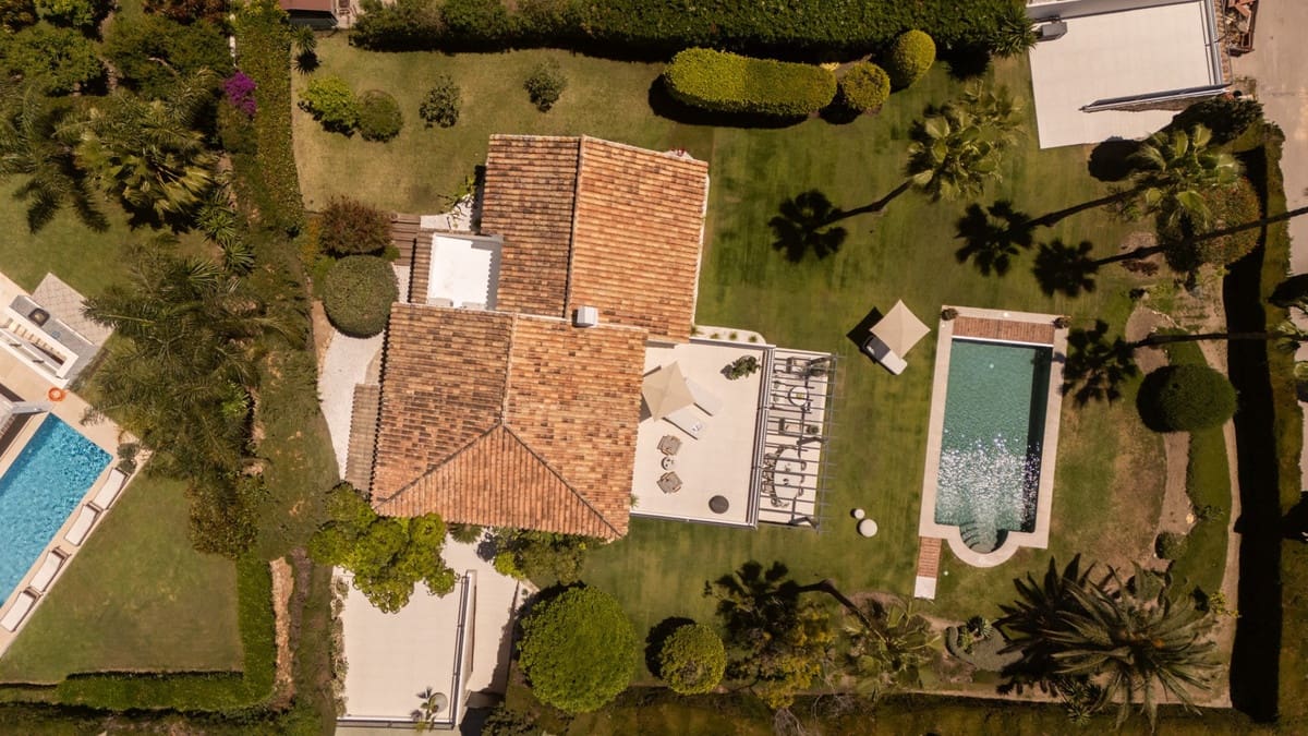4 bedroom Villa for sale in El Paraiso with pool garage - € 3,495,000 (Ref: 9860832)