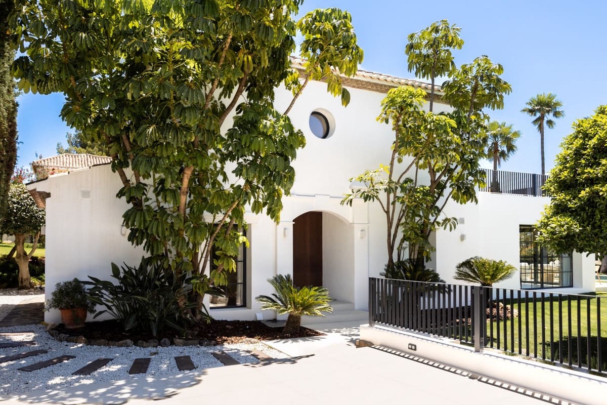 4 bedroom Villa for sale in El Paraiso with pool garage - € 3,495,000 (Ref: 9860832)
