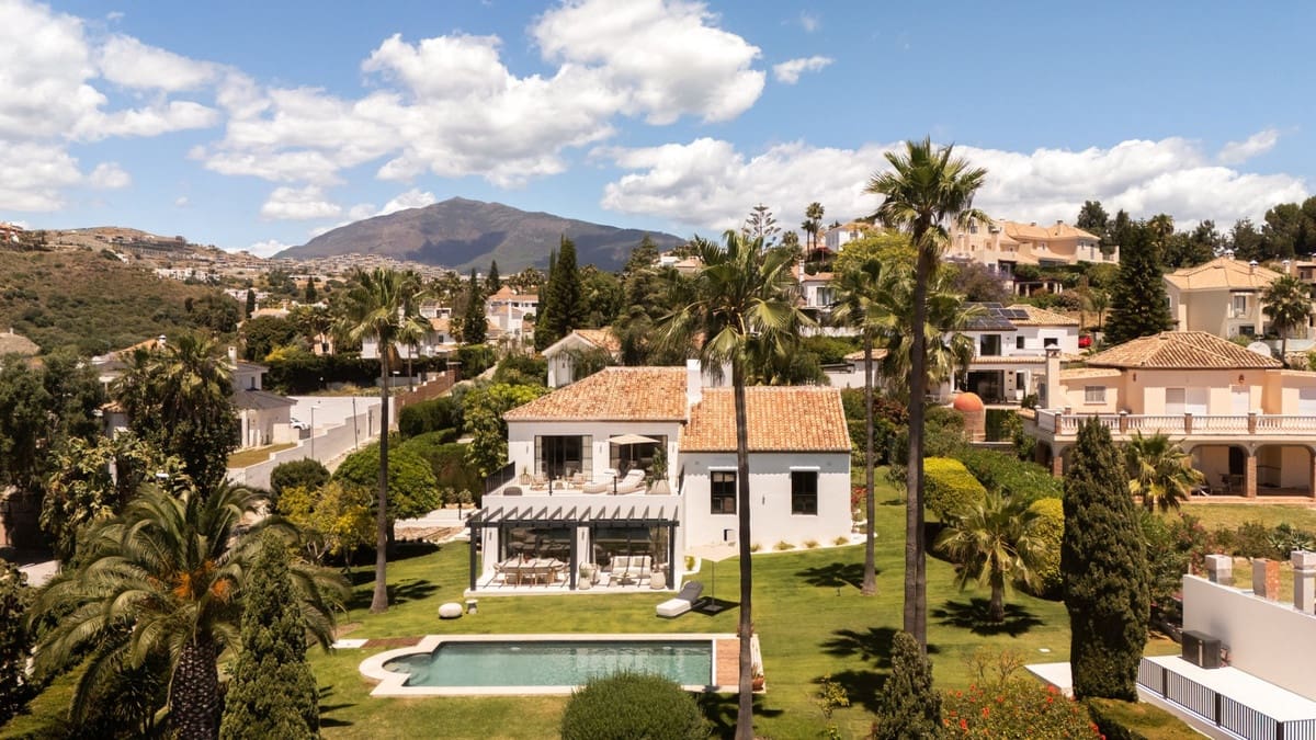 4 bedroom Villa for sale in El Paraiso with pool garage - € 3,495,000 (Ref: 9860832)
