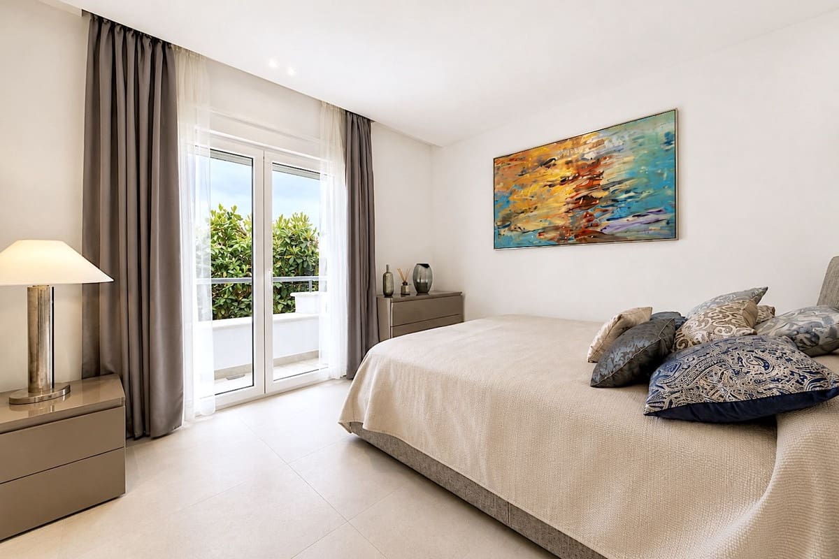 2 soverom Leilighet til salgs i New Golden Mile med svømmebasseng garasje - € 1 750 000 (Ref: 9860897)