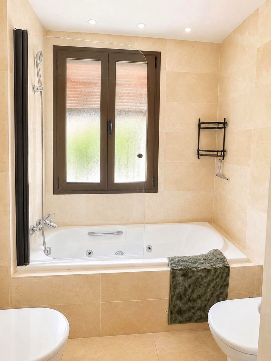Apartamento de 3 habitaciones en Estepona en venta con piscina garaje - 419.000 € (Ref: 9860917)