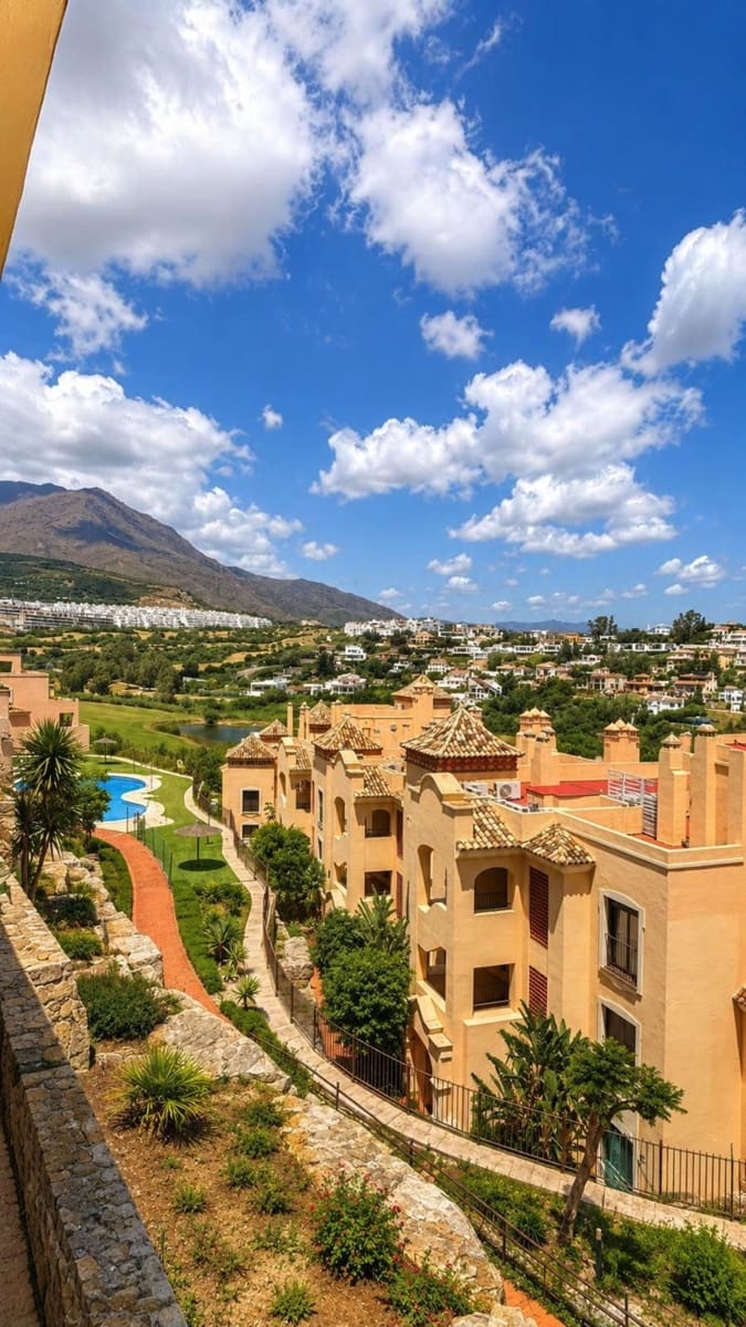 Apartamento de 3 habitaciones en Estepona en venta con piscina garaje - 419.000 € (Ref: 9860917)