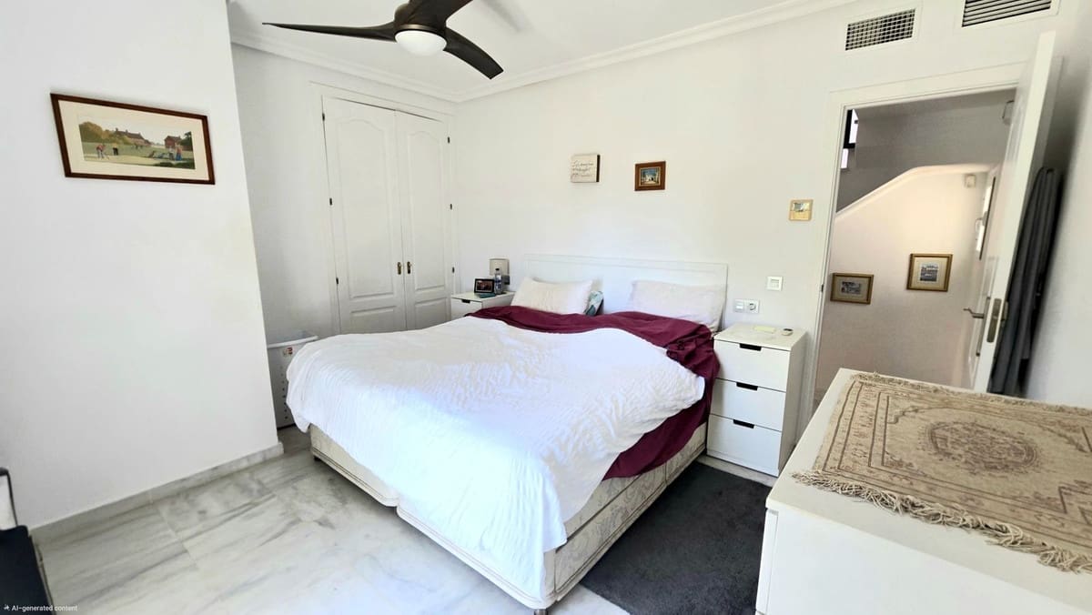 3 soveværelse Byhus til salg i Cabopino med swimmingpool garage - € 525.000 (Ref: 9861056)